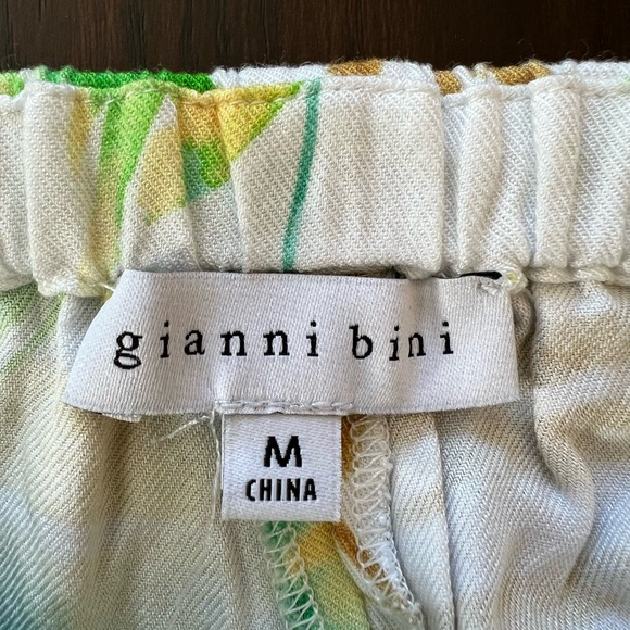 Gianni Bini White with Green/Yellow/Brown Tropical Print Shorts - Picture 2 of 15